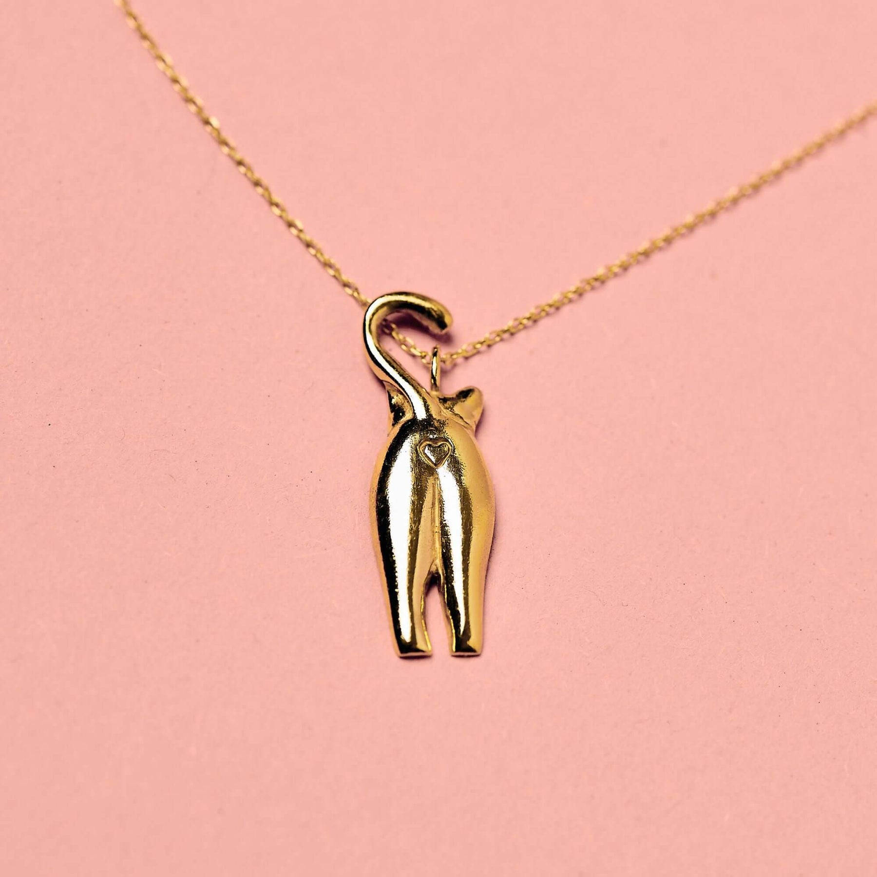 Die vergoldete Katzen-Kette aus 925 Sterling Silber als Nahaufnahme. Die Kette mit Katzenmotiv-Anhänger zeigt eine Katze von Hinten. Das Poloch ist ein Herz. Tolle Geschenkidee für Katzenfans.