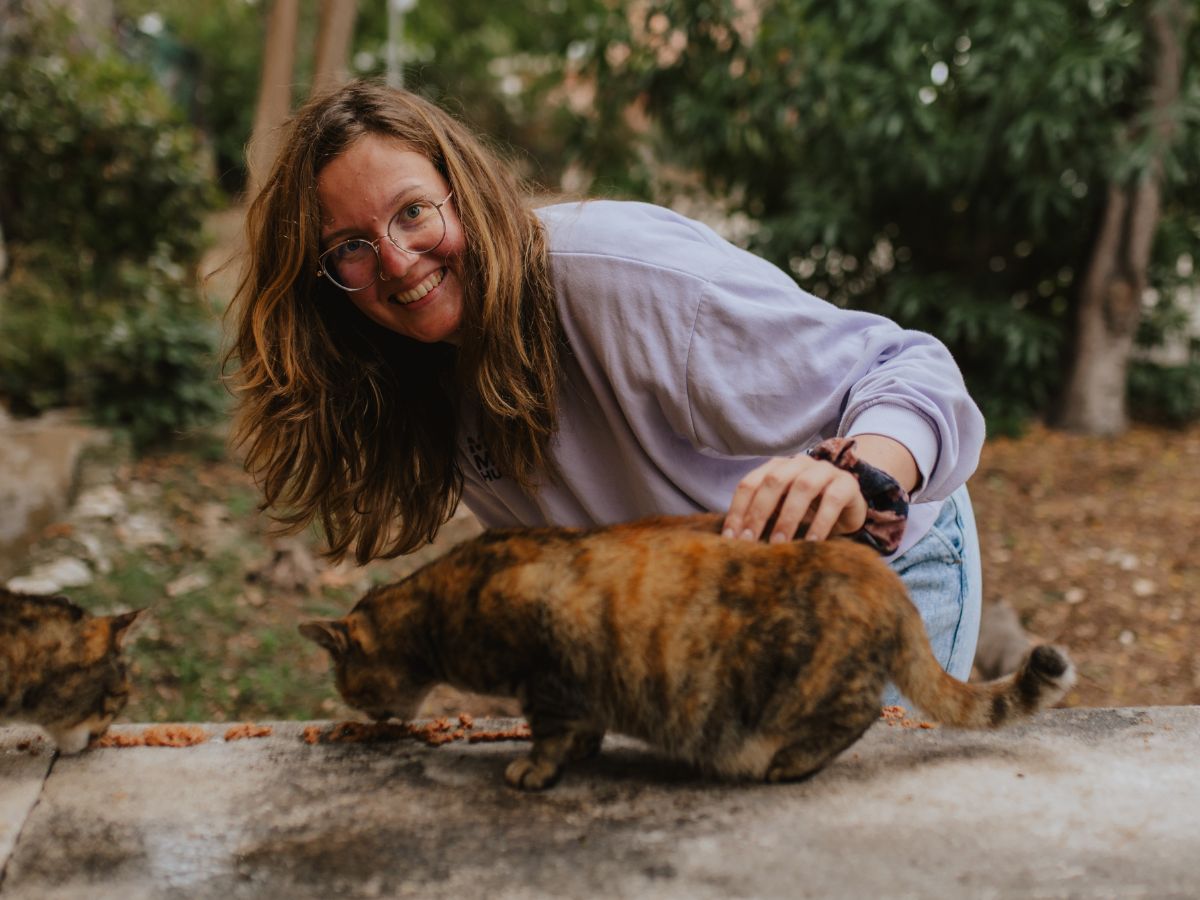 Madeline von STRAYZ mit einer Straßenkatze