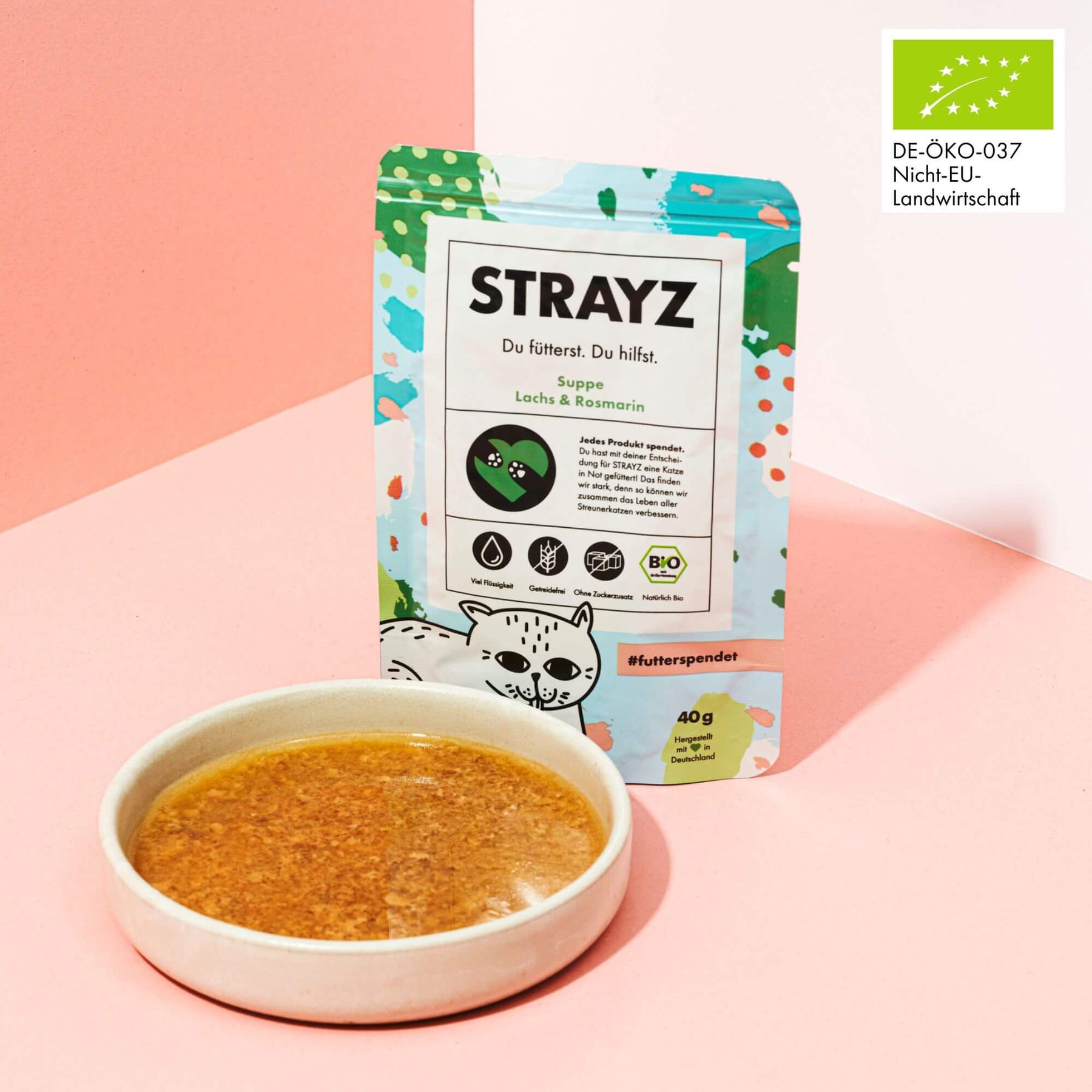 Bio Katzensuppe mit Lachs & Rosmarin ohne Zucker und Getreide im praktischen 40g Beutel. In einer Schale angerichtet.