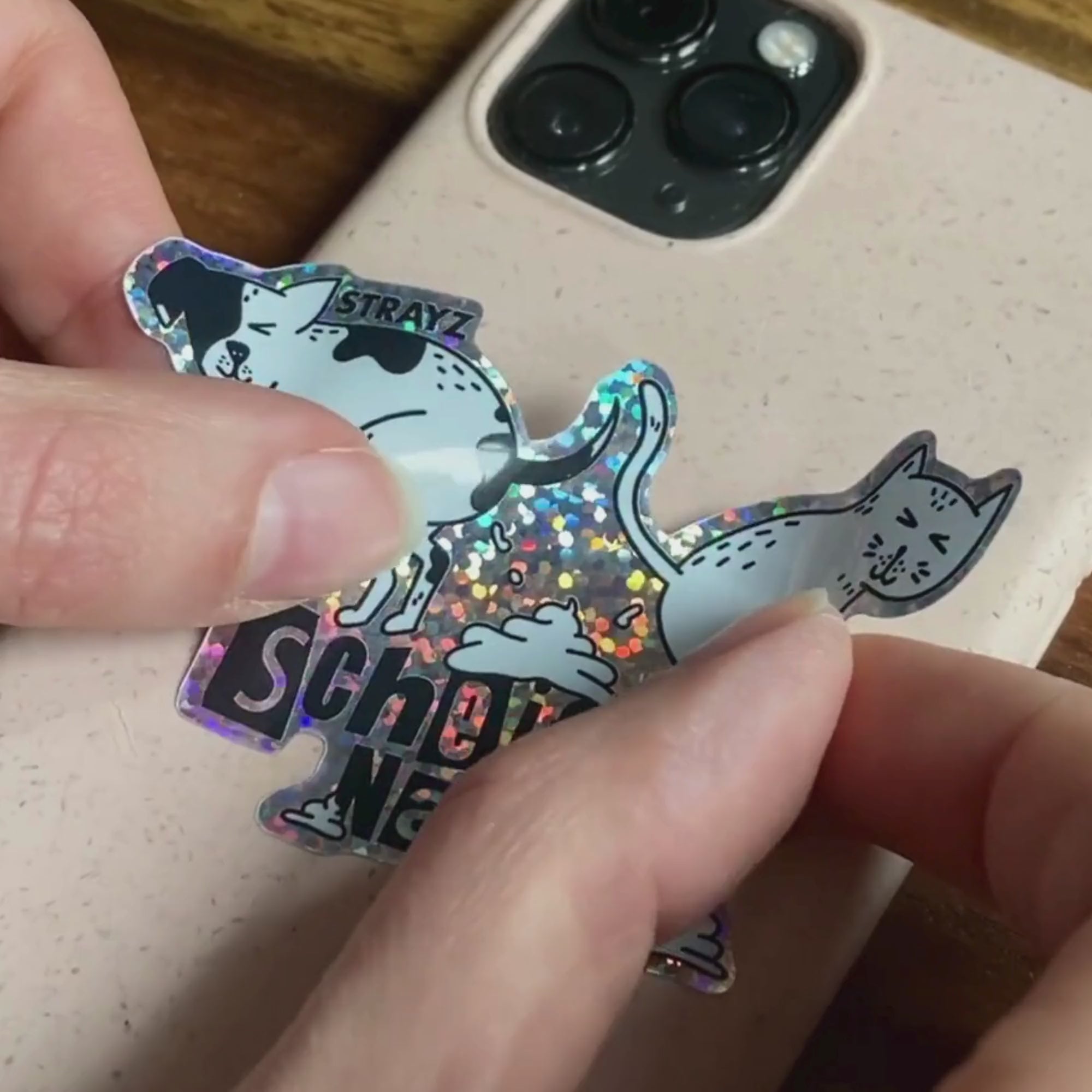 Der Anti Nazi Glitzersticker von STRAYZ lässt sich leicht auf Handys kleben.