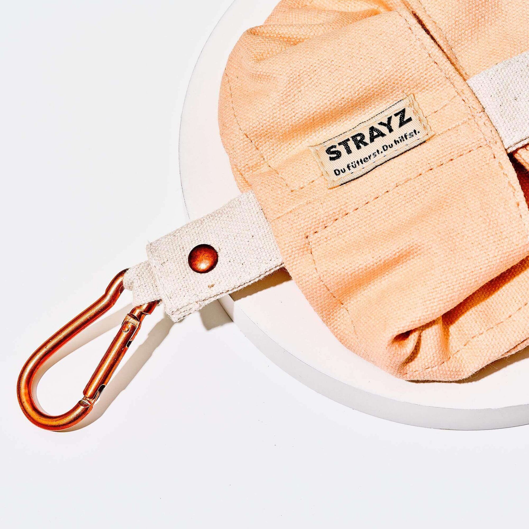 Faltbarer Hundenapf von STRAYZ aus robustem Canvas Stoff für Wasser und Futter mit Karabiner zum Befestigen. Super leicht. Lachsfarben. Jeder Faltnapf spendet für Straßenhunde.