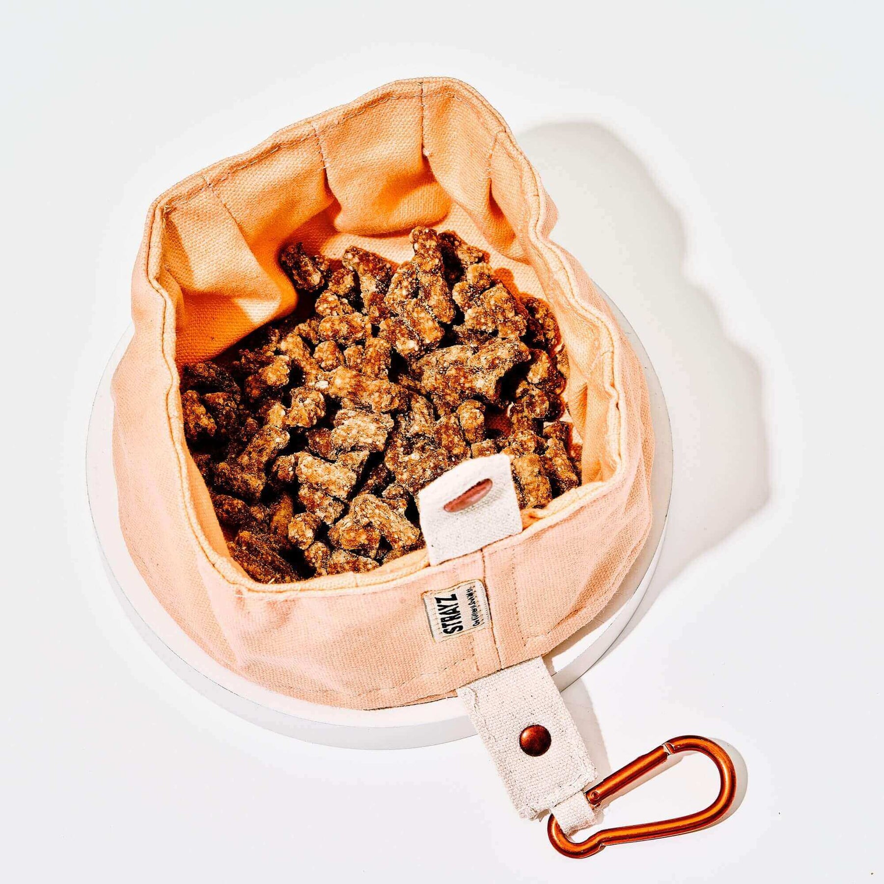 Faltbarer Hundenapf von STRAYZ aus robustem Canvas Stoff für Wasser und Futter mit Karabiner zum Befestigen. Super leicht. Lachsfarben. Jeder Faltnapf spendet für Straßenhunde.
