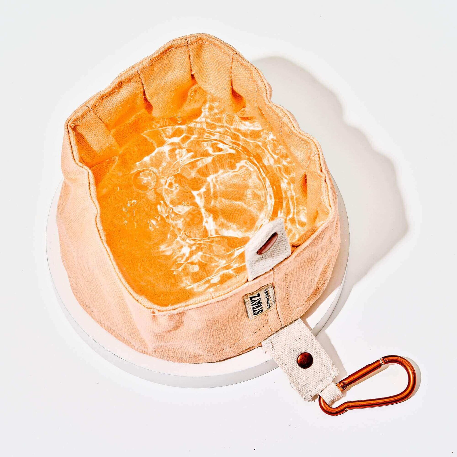 Faltbarer Hundenapf von STRAYZ aus robustem Canvas Stoff für Wasser und Futter mit Karabiner zum Befestigen. Super leicht. Lachsfarben. Jeder Faltnapf spendet für Straßenhunde.