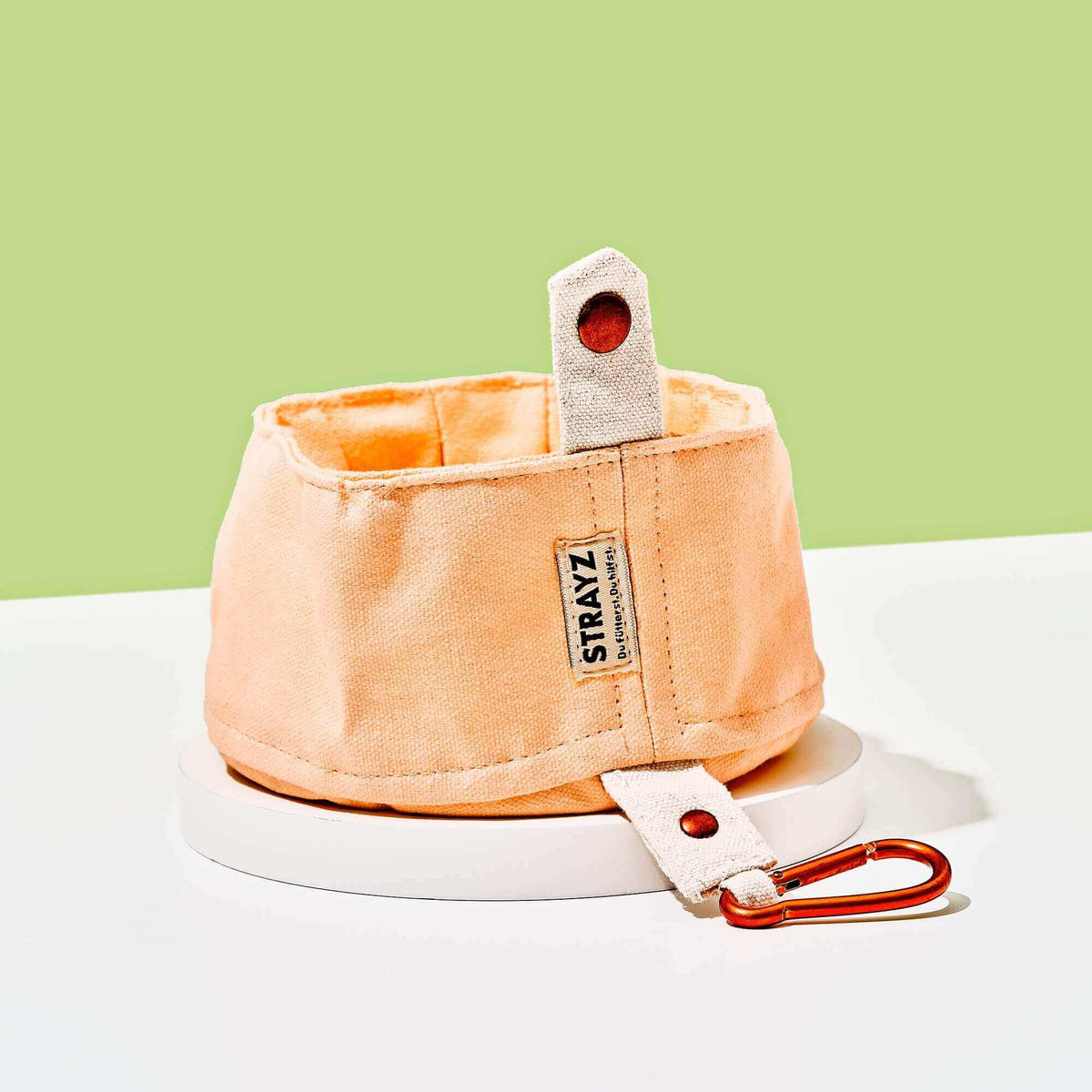 Faltbarer Hundenapf von STRAYZ aus robustem Canvas Stoff für Wasser und Futter mit Karabiner zum Befestigen. Super leicht. Lachsfarben. Jeder Faltnapf spendet für Straßenhunde.