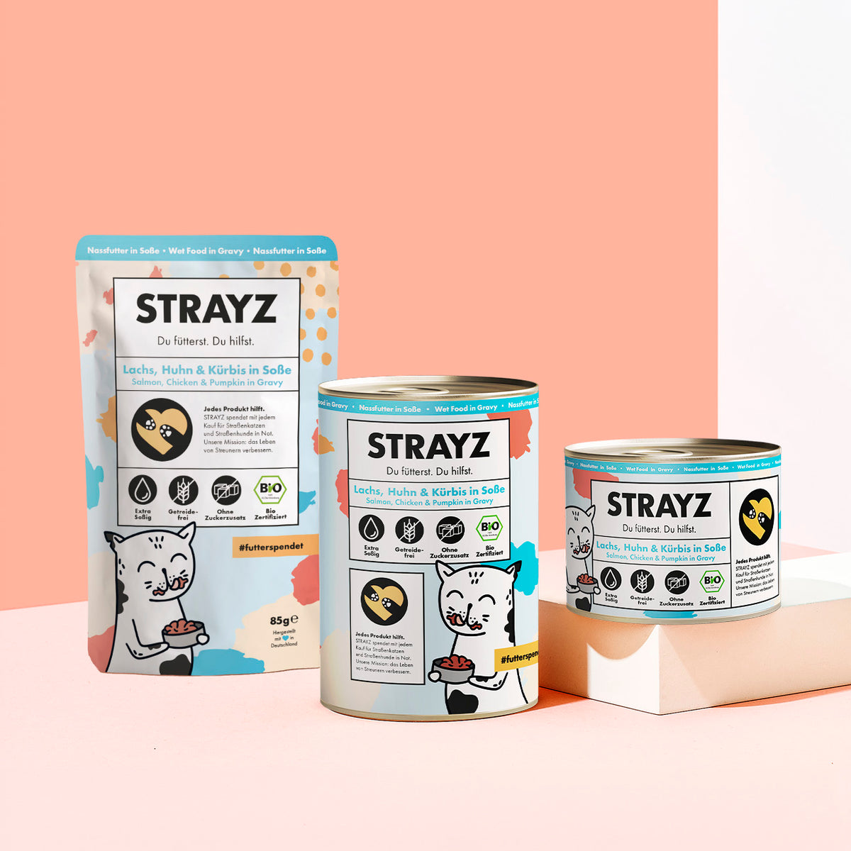 Das Bio-Nassfutter in Soße von STRAYZ in der Sorte Lachs, Huhn & Kürbis in Soße. Erhältlich in 400g und 200g Dosen. Das Bio Katzenfutter ist frei von Zucker, Getreide und Bindemittel. Es hat einen hohen Fleischanteil von 70 %.