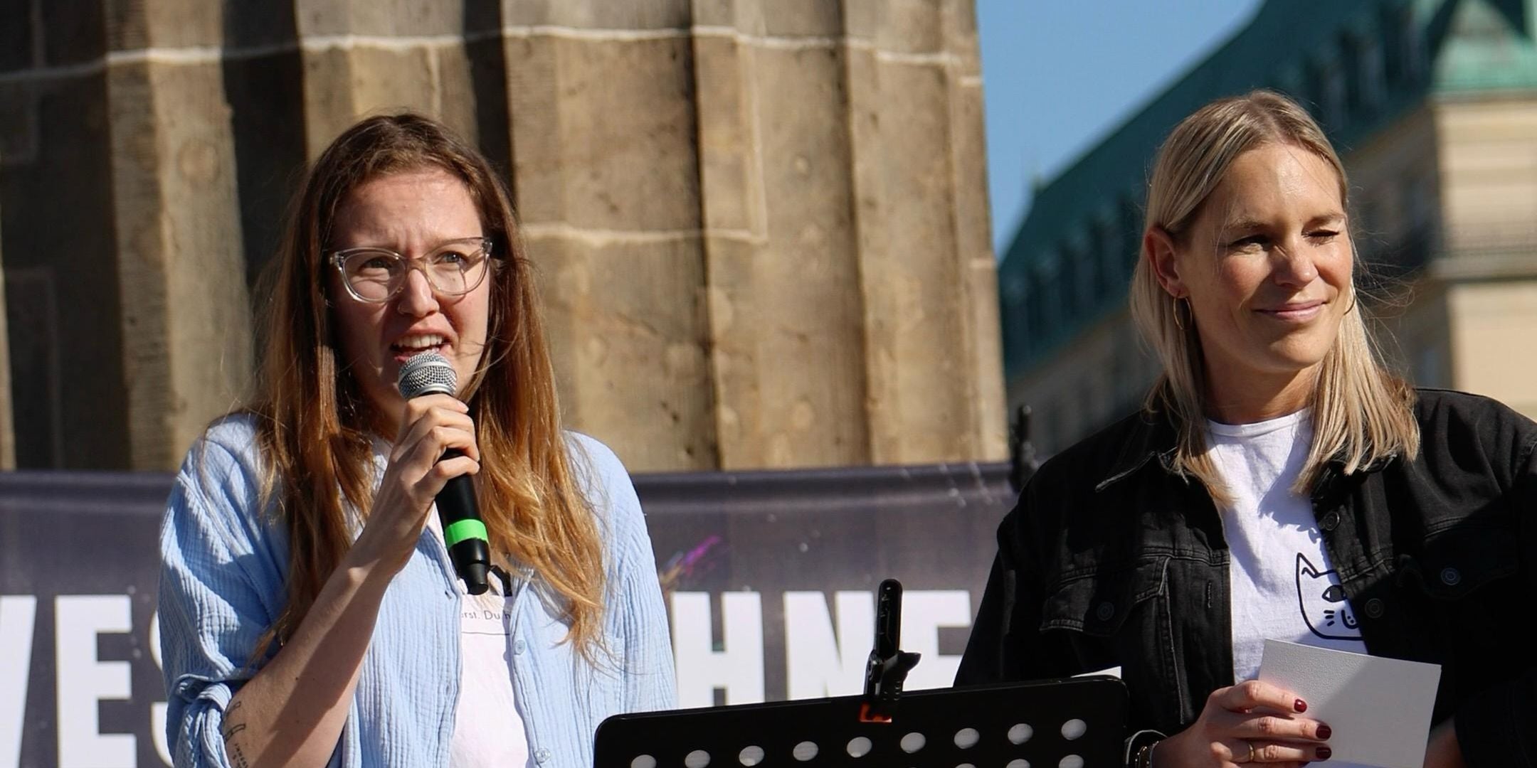 Die Gründerinnen von STRAYZ Madeline und Saskia auf einer Demonstration vor dem Brandenburger Tor, wo sie sich für ein Böllerverbot an Silvester aussprechen.