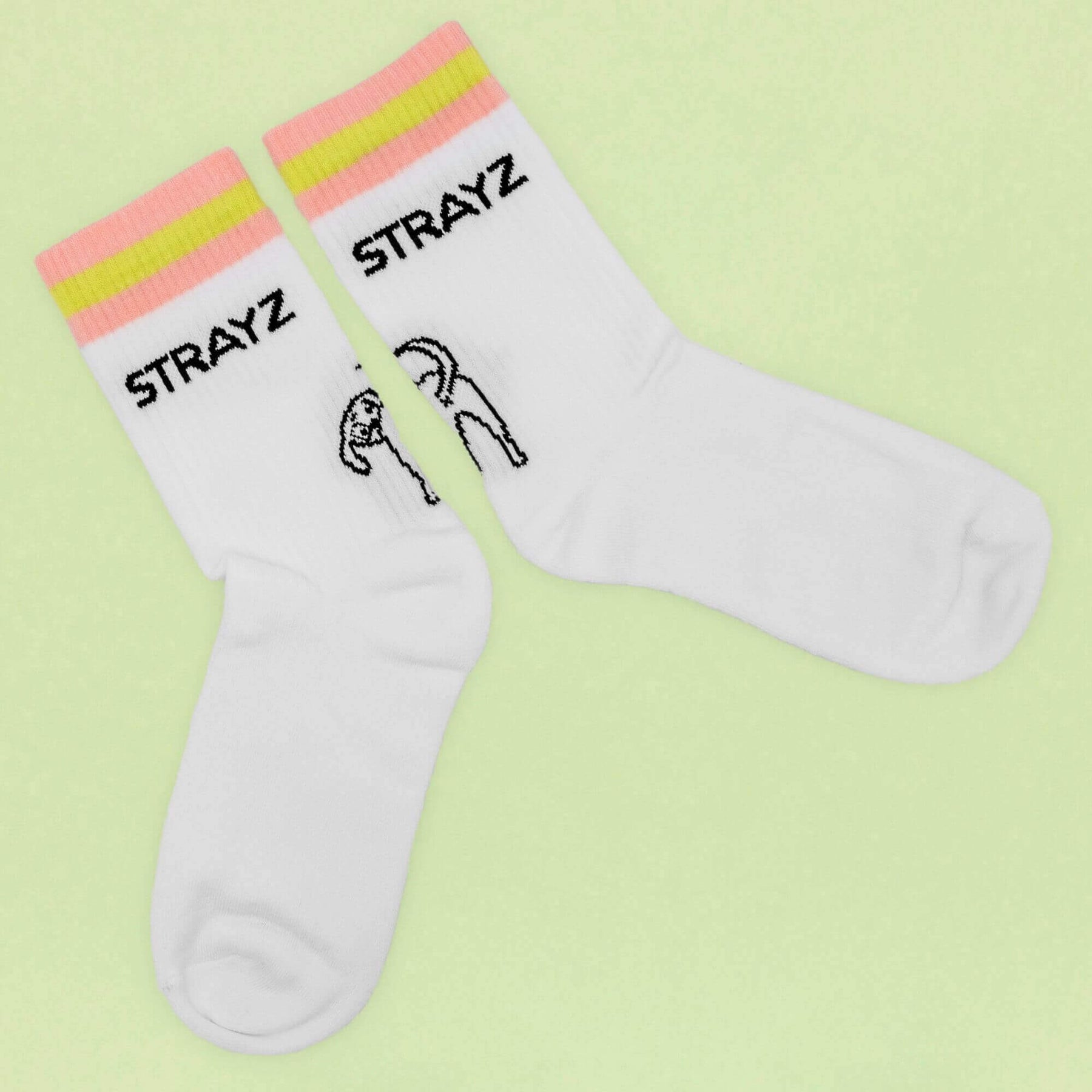 STRAYZ weiße Tennissocken mit Hundemotiv, STRAYZ Logo und bunten Streifen.
