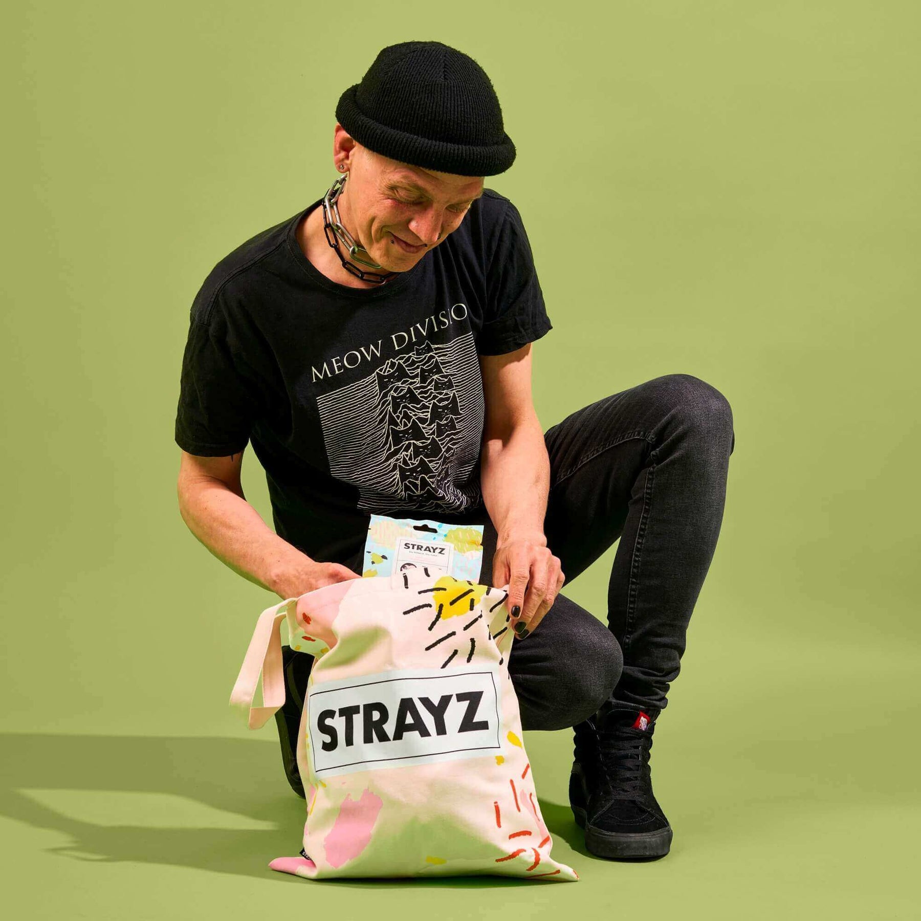 Tolles Geschenk Paket von STRAYZ für alle Katzenfans, die für Streuner spenden wollen.