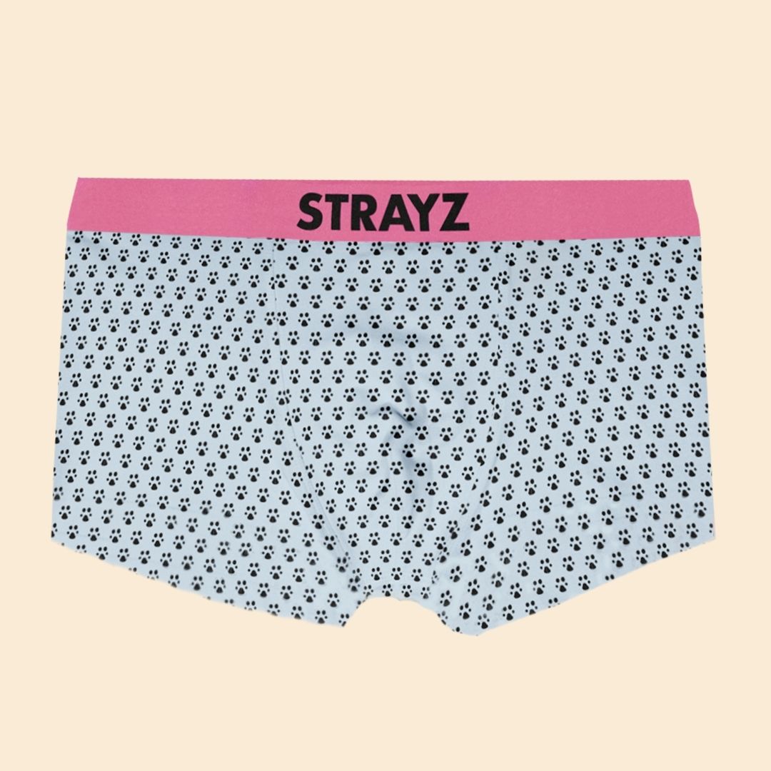 Enganliegende Boxershorts für Männer. Hellblauer Stoff mit schwarzen kleinen Tatzen als Muster. Der Bund ist knall pink mit großem STRAYZ Print frontal.