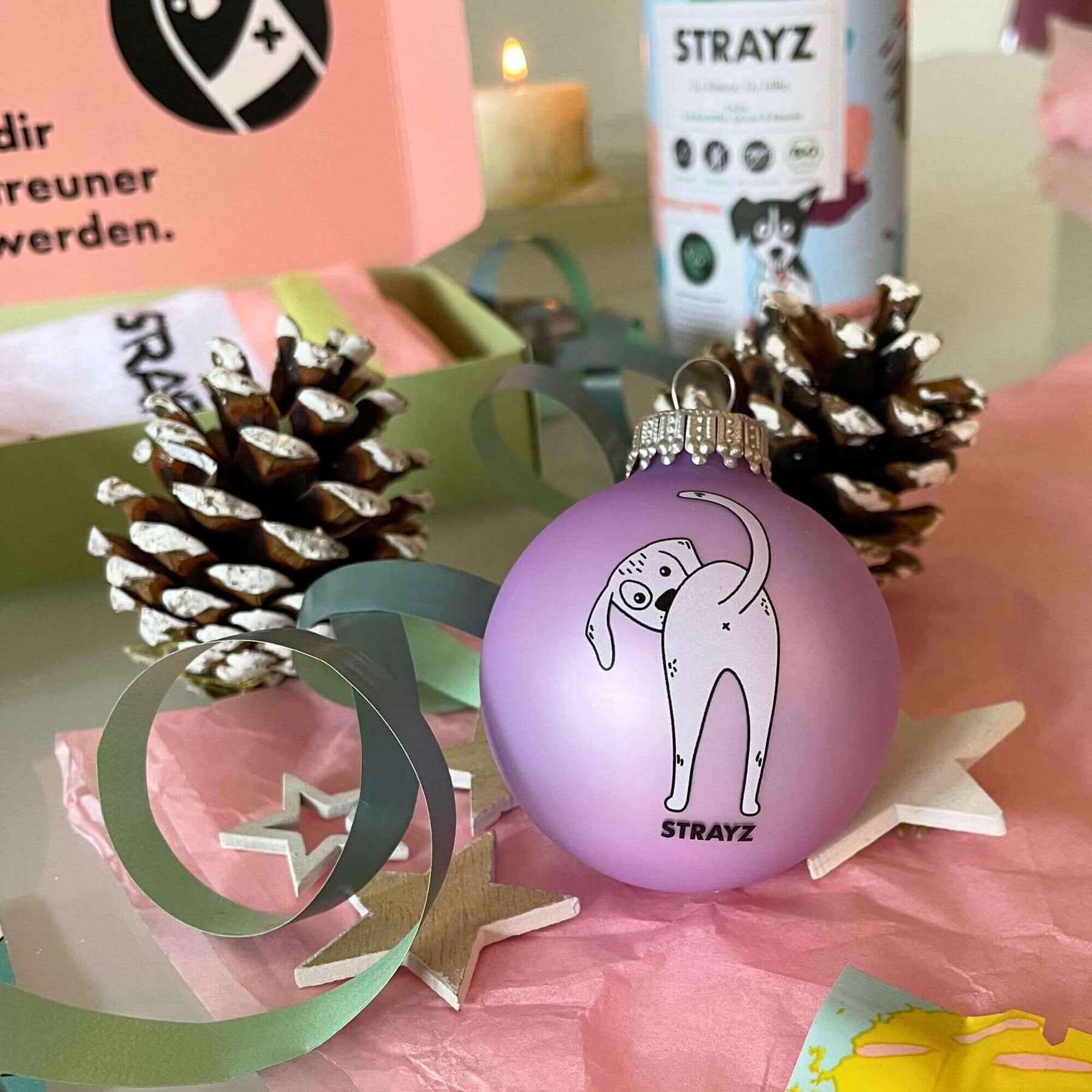 Lila Weihnachtskugel mit Hundemotiv von STRAYZ