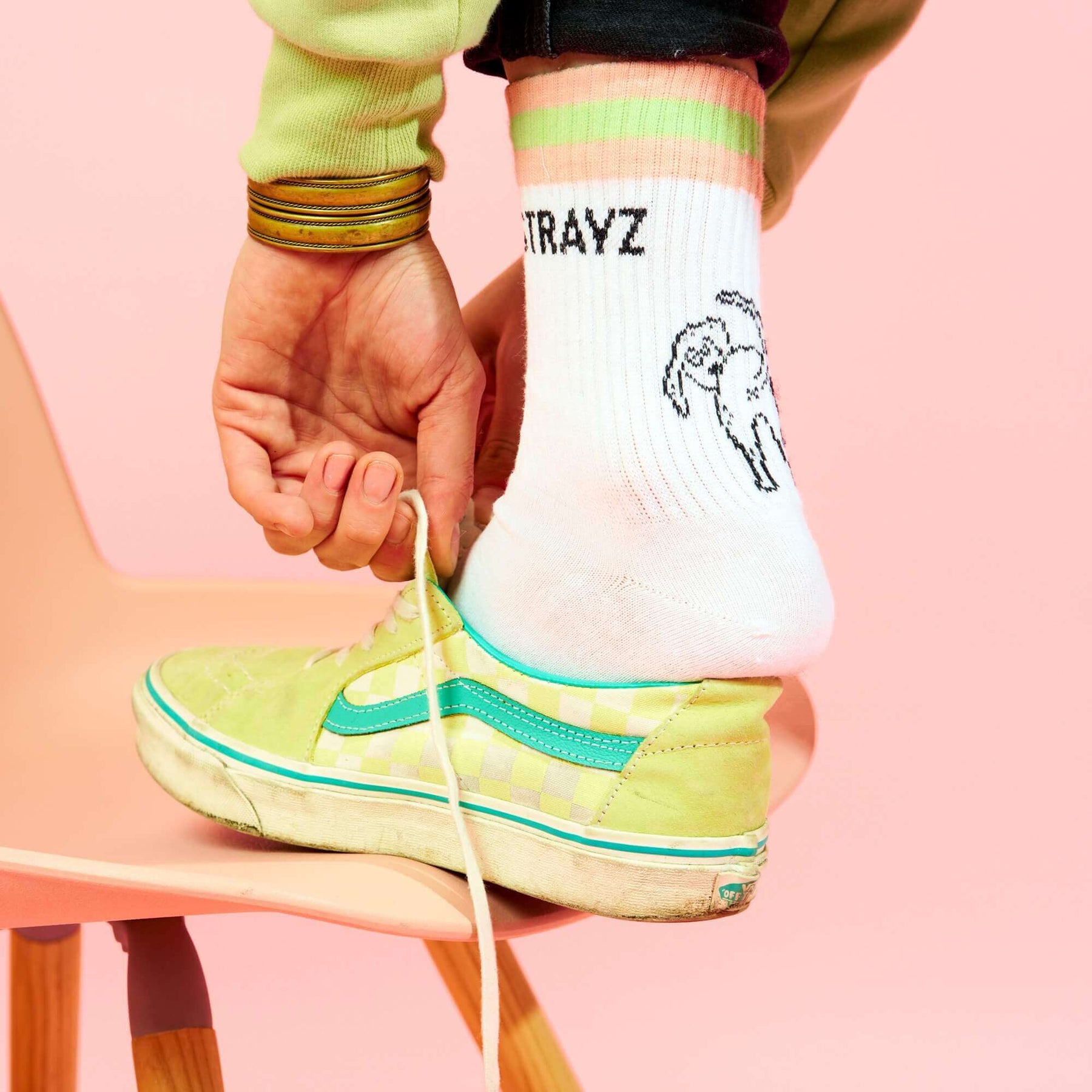 STRAYZ Tennissocken mit Hundemotiv. Grüner Schuh wird angezogen.