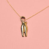 Die vergoldete Katzen-Kette aus 925 Sterling Silber als Nahaufnahme. Die Kette mit Katzenmotiv-Anhänger zeigt eine Katze von Hinten. Das Poloch ist ein Herz. Tolle Geschenkidee für Katzenfans.