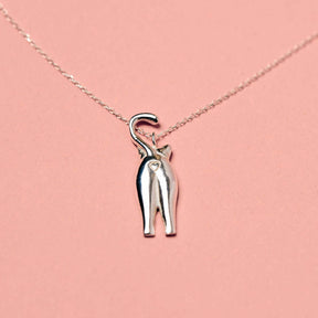 Die Katzen-Kette aus 925 Sterling Silber als Nahaufnahme. Die Kette mit Katzenmotiv-Anhänger zeigt eine Katze von Hinten. Das Poloch ist ein Herz. Tolle Geschenkidee für Katzenfans.