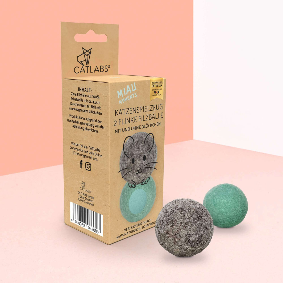 Natürliches Katzenspielzeug aus nachhaltiger Schafwolle für Katzen. Zwei Filzbälle aus Schafwolle. Eins in grau und eins in türkis. Die Filzbällchen sind mit und ohne Glöckchen. Das Katzenspielzeug stammt von der Marke CATLABS. 