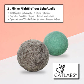 Natürliches Katzenspielzeug aus nachhaltiger Schafwolle für Katzen. Zwei Filzbälle aus Schafwolle. Eins in grau und eins in türkis. Die Filzbällchen sind mit und ohne Glöckchen. Das Katzenspielzeug stammt von der Marke CATLABS. 