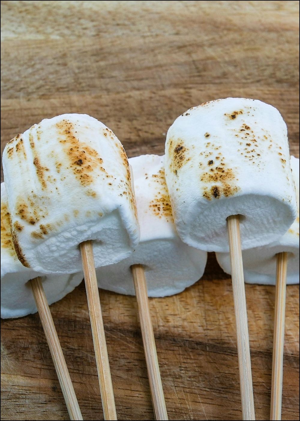 Geröstete Marshmallows auf einem Stab
