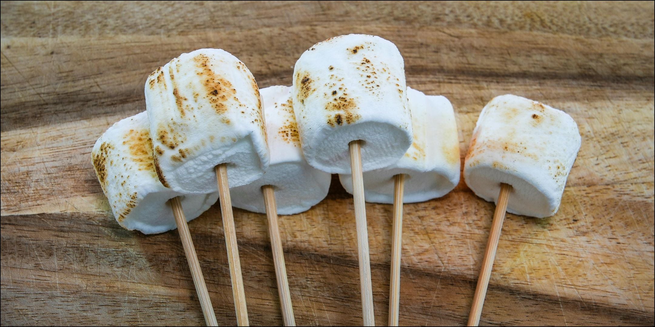 Geröstete Marshmallows auf einem Stab