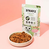 STRAYZ Bio Katzenfutter 85g Beutel Huhn & Zucchini in einer Schale angerichtet.