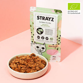 Hochwertiges Nassfutter von STRAYZ Bio Huhn & Zucchini. Grobes Paté im Napf.
