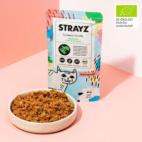 STRAYZ Bio Katzenfutter 85g Beutel Lachs & Brokkoli in einer Schale angerichtet.