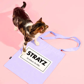 Stoffbeutel mit Katzenmotiv von STRAYZ in schönem Fliederton. Jede Tasche spendet medizinische Hilfe für Streuner.