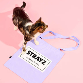 Stoffbeutel mit Katzenmotiv von STRAYZ in schönem Fliederton. Jede Tasche spendet medizinische Hilfe für Streuner.