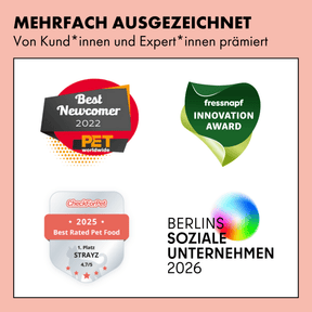 Das Futter von STRAYZ wurde schon mehrfach ausgezeichnet. Unter anderem hat STRAYZ den Best Newcomer 2022 Award vom PET worldwide Magazin erhalten. Dazu den fressnapf Innovation Award. 2025 hat STRAYZ mit dem Katzenfutter Sortiment den 1. Platz von CheckforPet belegt. 2026 wurde STRAYZ vom Berliner Senat mit dem Berlins Soziale Unternehmen 2026 Preis ausgezeichnet.