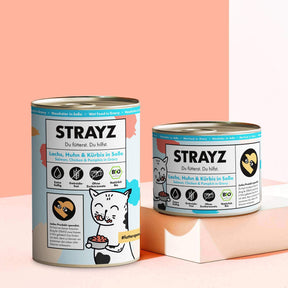 Das Bio-Nassfutter in Soße von STRAYZ in der Sorte Lachs, Huhn & Kürbis in Soße. Erhältlich in 400g und 200g Dosen. Das Bio Katzenfutter ist frei von Zucker, Getreide und Bindemittel. Es hat einen hohen Fleischanteil von 70 %.