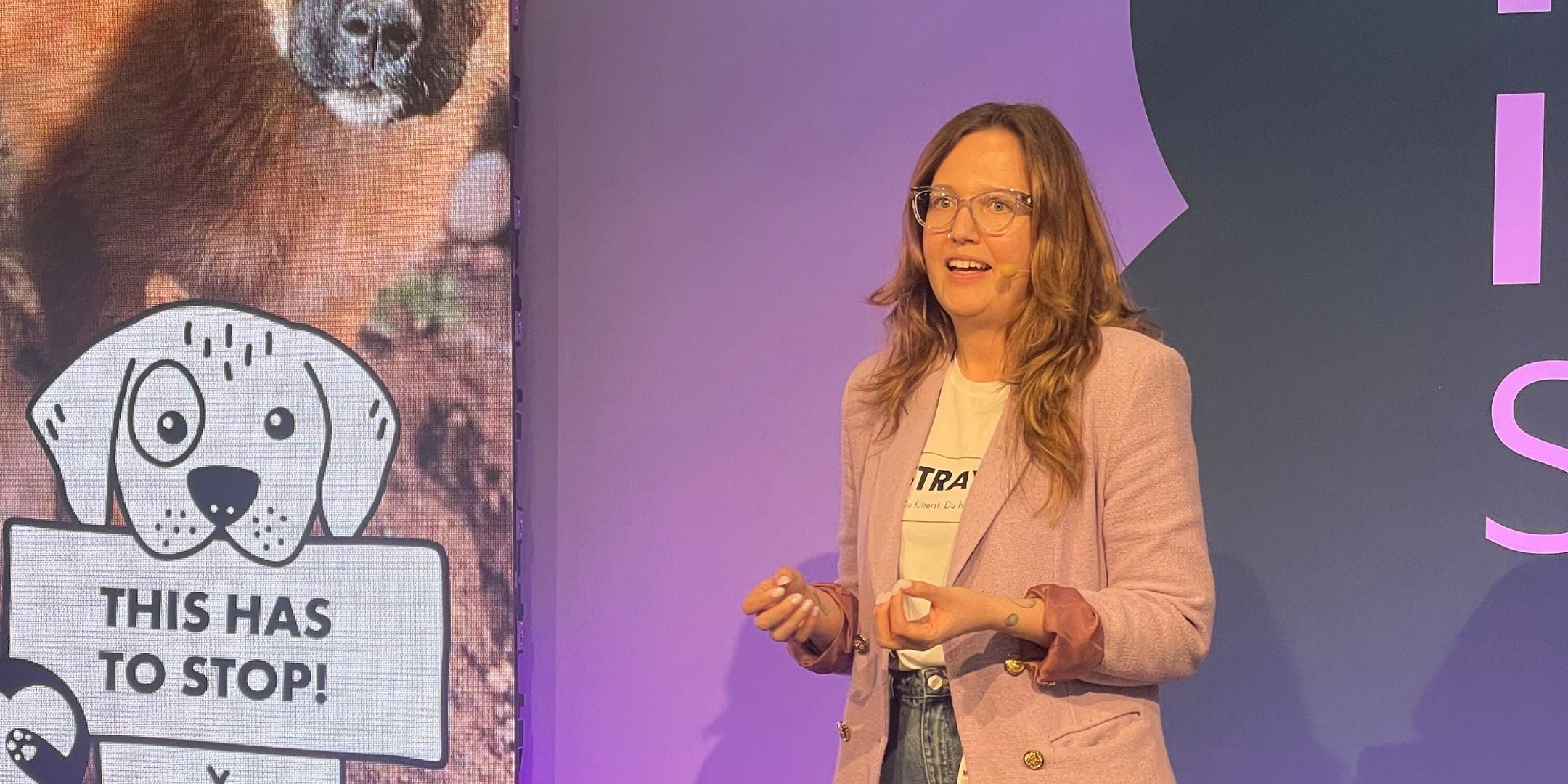 Madeline spricht auf der Interzoo Messe über STRAYZ und prangert Missstände in der Tierfutterindustrie an. 