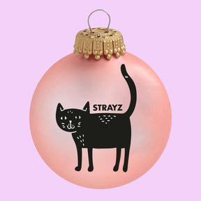 Weihnachtskugel mit Katzenmotiv von STRAYZ - Spendet für Straßenkatzen - Schwarze Katze mit Aufdruck STRAYZ
