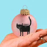 Weihnachtskugel mit Katzenmotiv von STRAYZ - Spendet für Straßenkatzen - Schwarze Katze mit Aufdruck STRAYZ