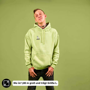 STRAYZ grüner Hoodie mit Hundemotiv. Model schaut gerade in die Kamera.