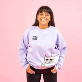 STRAYZ Katzenpulli mit Spruch "Miez Miez Hurra". Model lacht gerade in die Kamera.