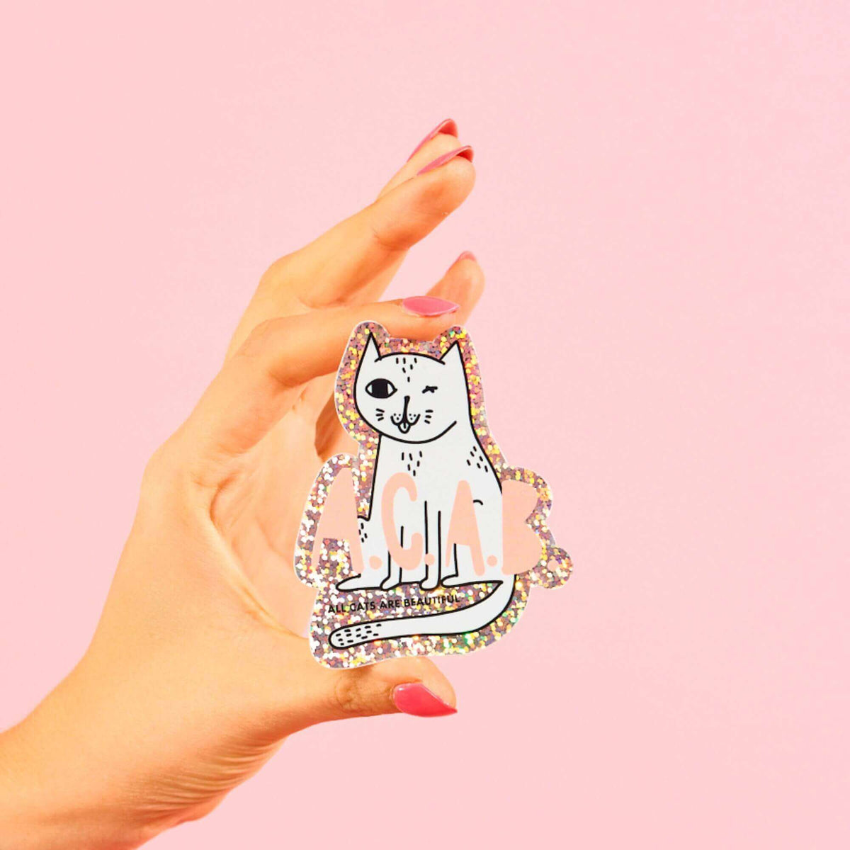 STRAYZ Katzen Glitzersticker ACAB "All Cats Are Beautiful" von einer Hand gehalten.