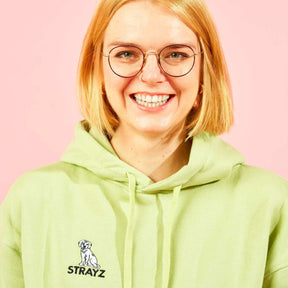 STRAYZ grüner Hoodie mit Hundemotiv. Model lacht in die Kamera. Portrait.