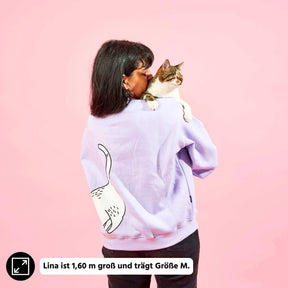 STRAYZ Katzenpulli mit Spruch "Miez Miez Hurra" von hinten. Model hat Katze auf der Schulter.