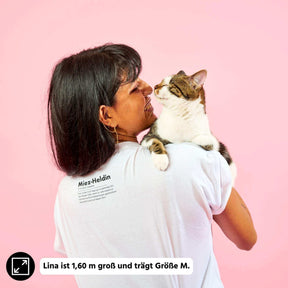 STRAYZ Katzen Tshirt in weiß "Miezheldin". Model hat Katze auf der Schulter. Tshirt Rückseite.