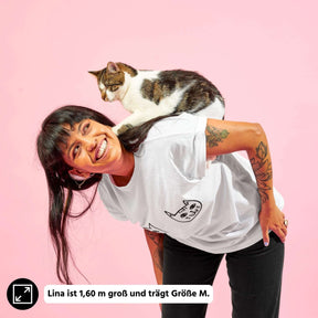 STRAYZ Katzen Tshirt in weiß "Miezheldin". Model lacht in die Kamera und hat Katze auf der Schulter.