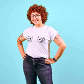 STRAYZ Katzen Tshirt in weiß "Miezheldin". Model lacht in die Kamera.