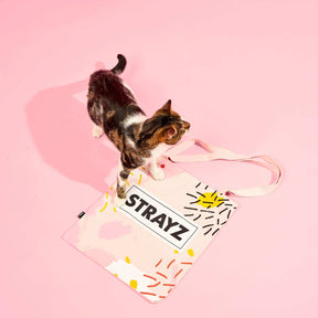 STRAYZ rosa Stofftasche mit Poleckmiez von oben. Katze steht auf der Tasche. Rückseite.